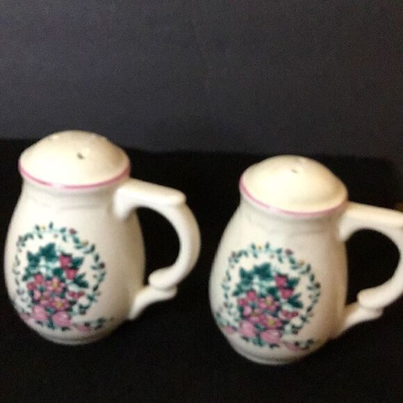 Beautiful vintage Berry, vine, and bouquet, salt, and pepper shakers ￼￼ - Picture 5 of 6